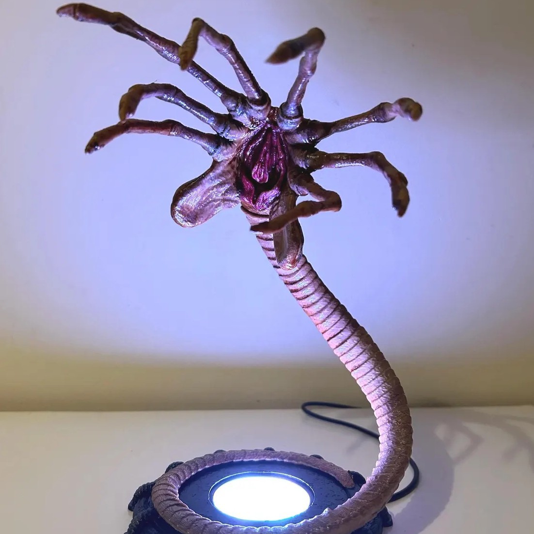 エイリアンフェイスハガーランプナイトライト、LEDライト付き - Home Decor Light のレビューと価格