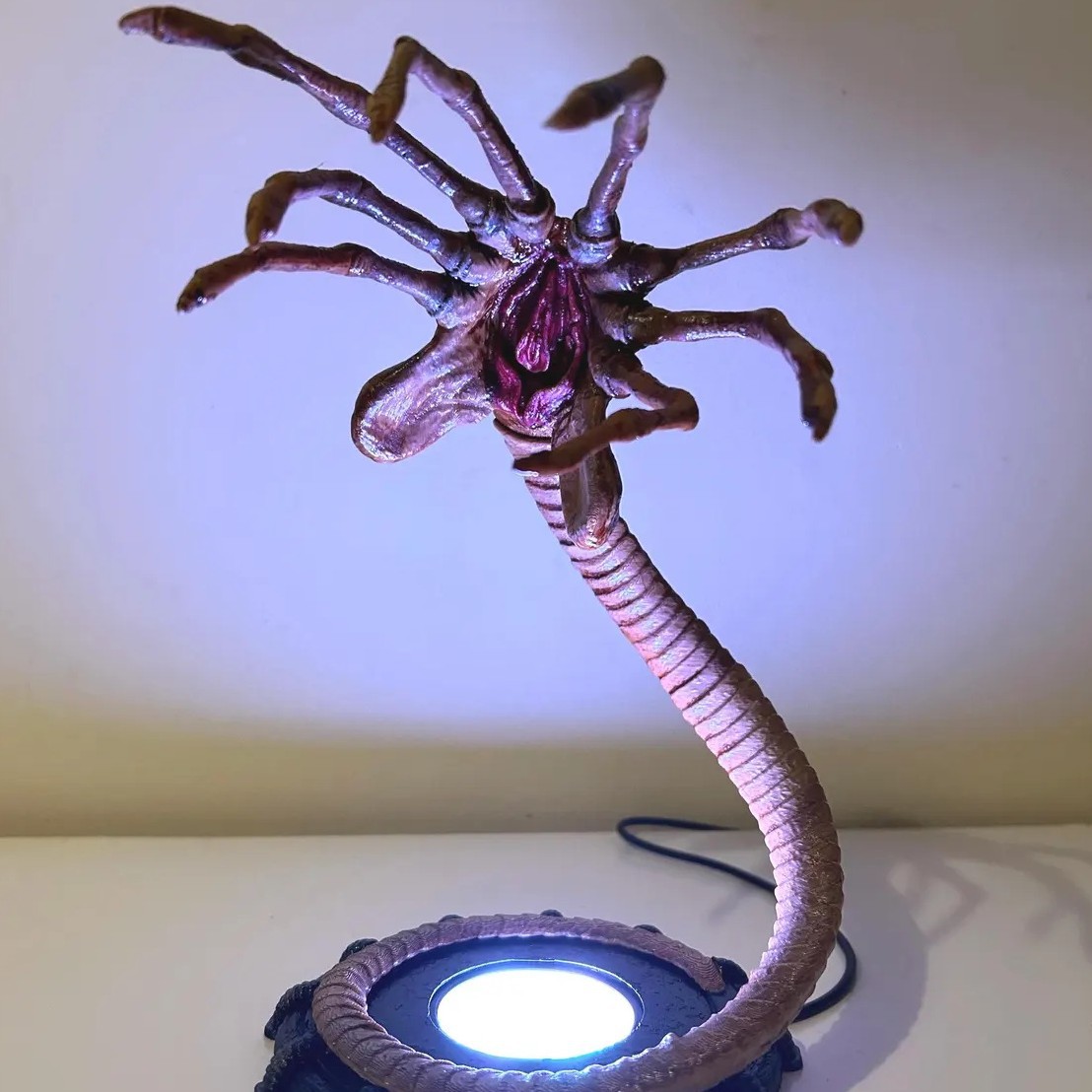 エイリアンフェイスハガーランプナイトライト、LEDライト付き - Home Decor Light のレビューと価格