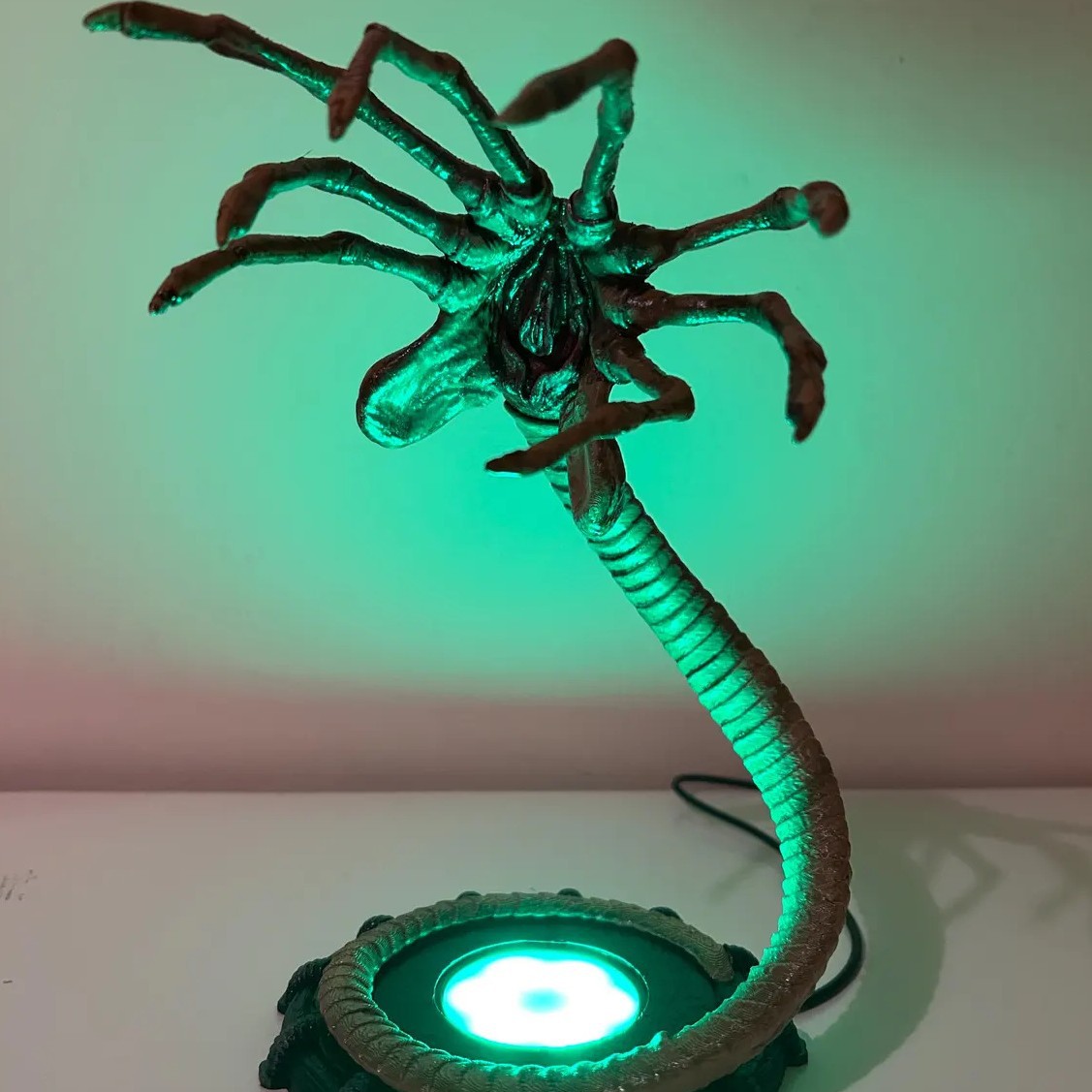 エイリアンフェイスハガーランプナイトライト、LEDライト付き - Home Decor Light のレビューと価格