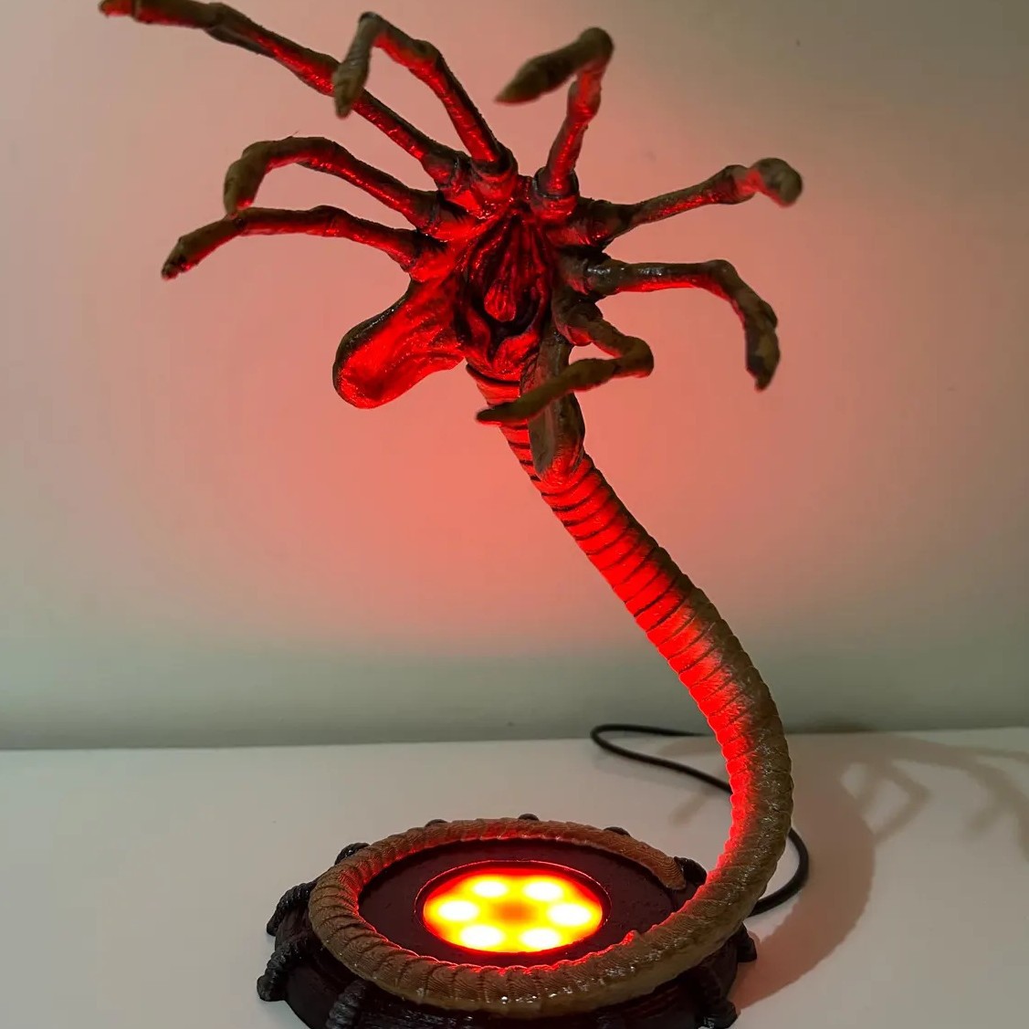 エイリアンフェイスハガーランプナイトライト、LEDライト付き - Home Decor Light のレビューと価格